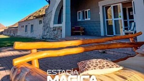 Un edificio con fachada de piedra y un letrero que dice "LAHUEN-CÓ".