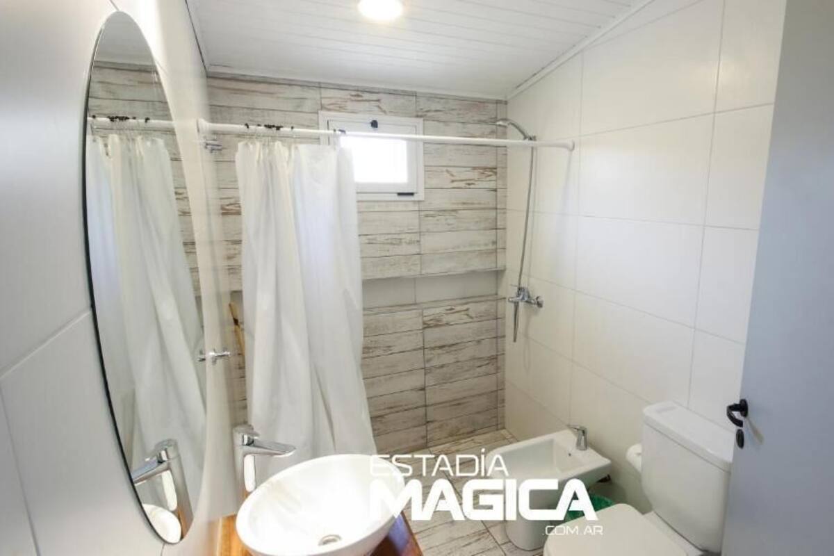 Chambre Triple Deluxe, vue montagne | Salle de bain | Douche, serviettes fournies, savon, shampoing