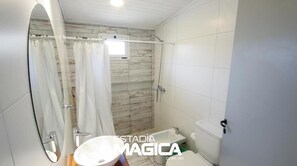 Deluxe driepersoonskamer, uitzicht op bergen | Badkamer | Een douche, een regendouche, een bidet, handdoeken