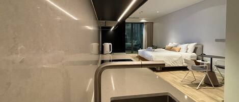 Iron/ironing board, internet, bed sheets