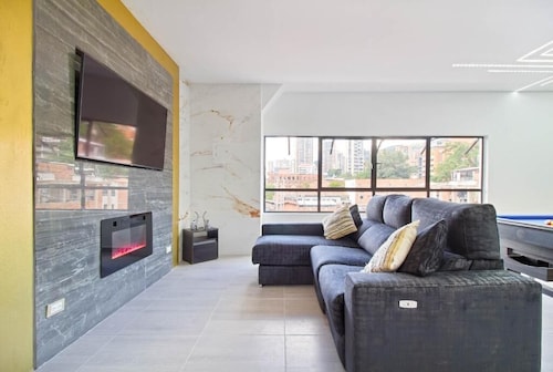 2BR w Pool Table 1 Block from Lleras 