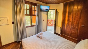 Une chambre d’hôtel avec un lit, une télévision et une vue sur l’extérieur.