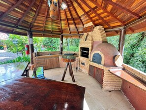 Apartment | Outdoor dining - Apê Bosque do Silencio (Campos do Jordão)