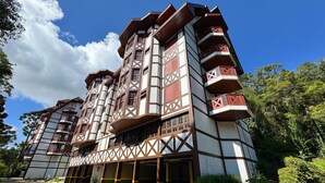 Un bâtiment de style traditionnel, doté d’une façade symétrique, de nombreux balcons et d’un espace d’entrée abrité.