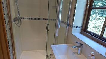 SĂšche-cheveux, serviettes fournies, papier toilette