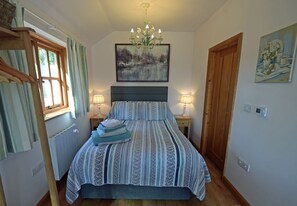 1 bedroom, iron/ironing board, WiFi, bed sheets - Deer Lodge | A Retreat with Views (Maplehurst)