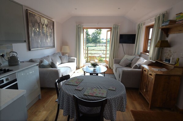 Smart TV - Deer Lodge | A Retreat with Views (Maplehurst)