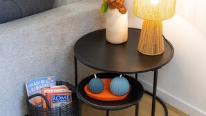 A small round table with a lamp and a vase with flowers. - Rental in Rome Vic House (Rome)