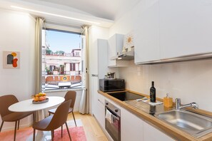Apartment | Dapur peribadi | Ketuhar gelombang mikro, mesin basuh pinggan mangkuk 