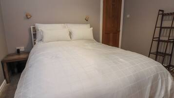 2 dormitoris, decoració individual i mobiliari individual