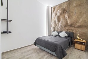 Basic Apartment | In-room safe, iron/ironing board, free WiFi - 6 BR with Jacuzzi 1 block from LLeras (Medellín)