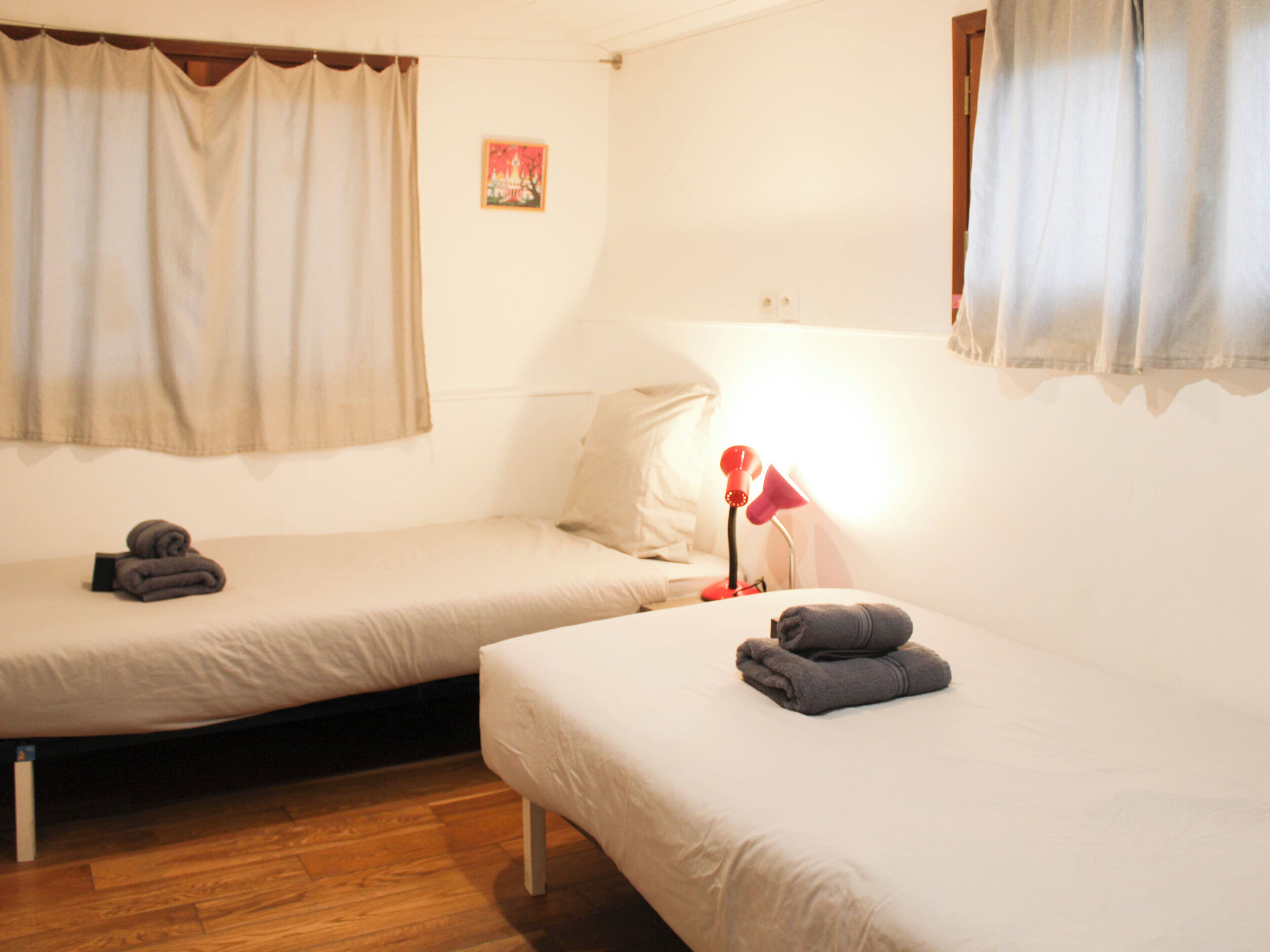 2 habitaciones, tabla de planchar con plancha, wifi y ropa de cama 