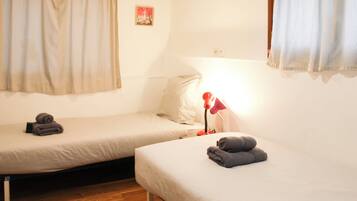 2 habitaciones, tabla de planchar con plancha, wifi y ropa de cama