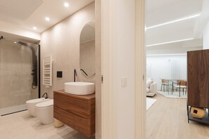 Shower, bidet, towels - GuestHost - Modern and spacious 96 sqm apartment for 4 guests, located on the semi-basement level of a residential building (stairs to access).The property is just 200 meters from the “De Angeli” M1 Red Line, offering a direct connection to the Duomo (Milan)
