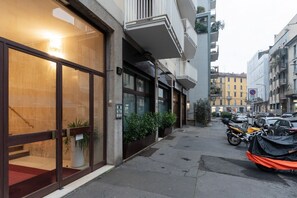Exterior detail - GuestHost - Modern and spacious 96 sqm apartment for 4 guests, located on the semi-basement level of a residential building (stairs to access).The property is just 200 meters from the “De Angeli” M1 Red Line, offering a direct connection to the Duomo (Milan)