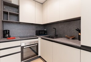 Fridge, microwave, dishwasher - GuestHost - Modern and spacious 96 sqm apartment for 4 guests, located on the semi-basement level of a residential building (stairs to access).The property is just 200 meters from the “De Angeli” M1 Red Line, offering a direct connection to the Duomo (Milan)