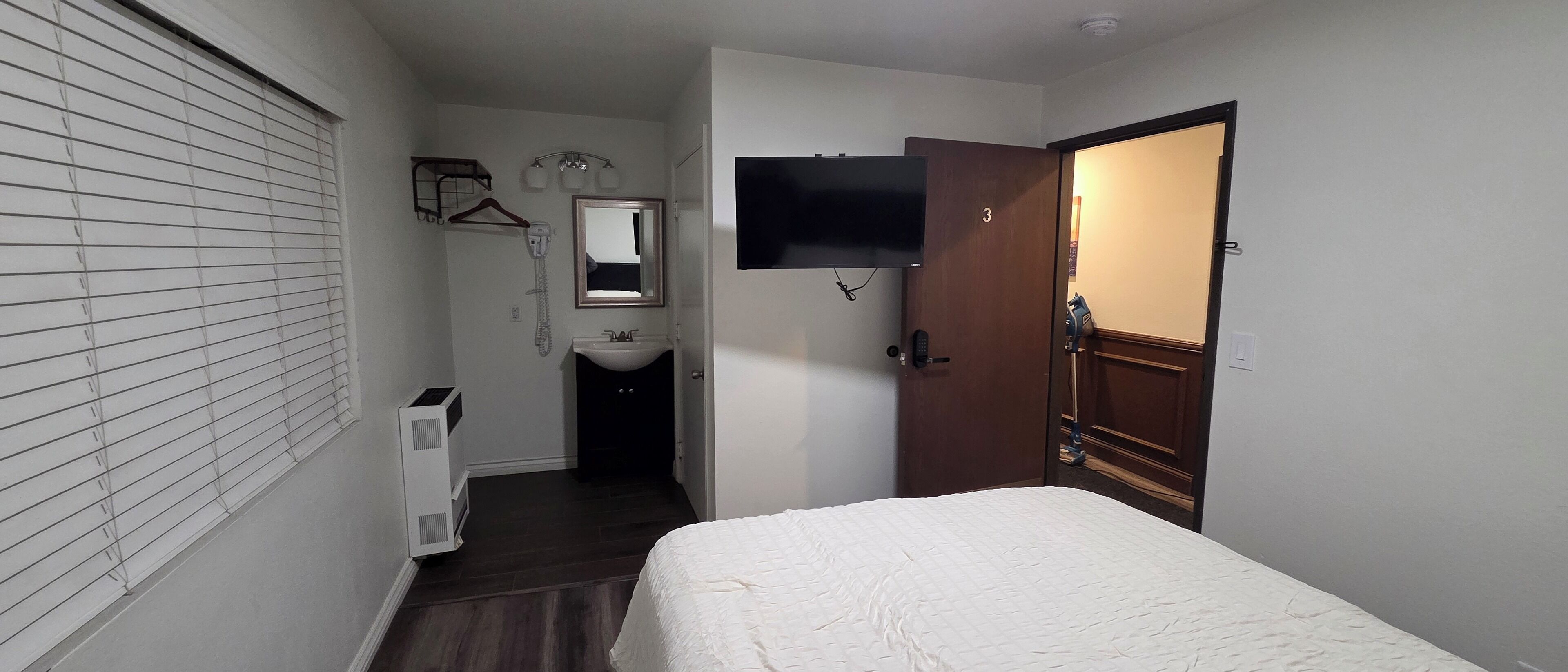 Iron/ironing board, free WiFi, bed sheets