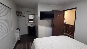 Tabla de planchar con plancha, wifi gratis y ropa de cama