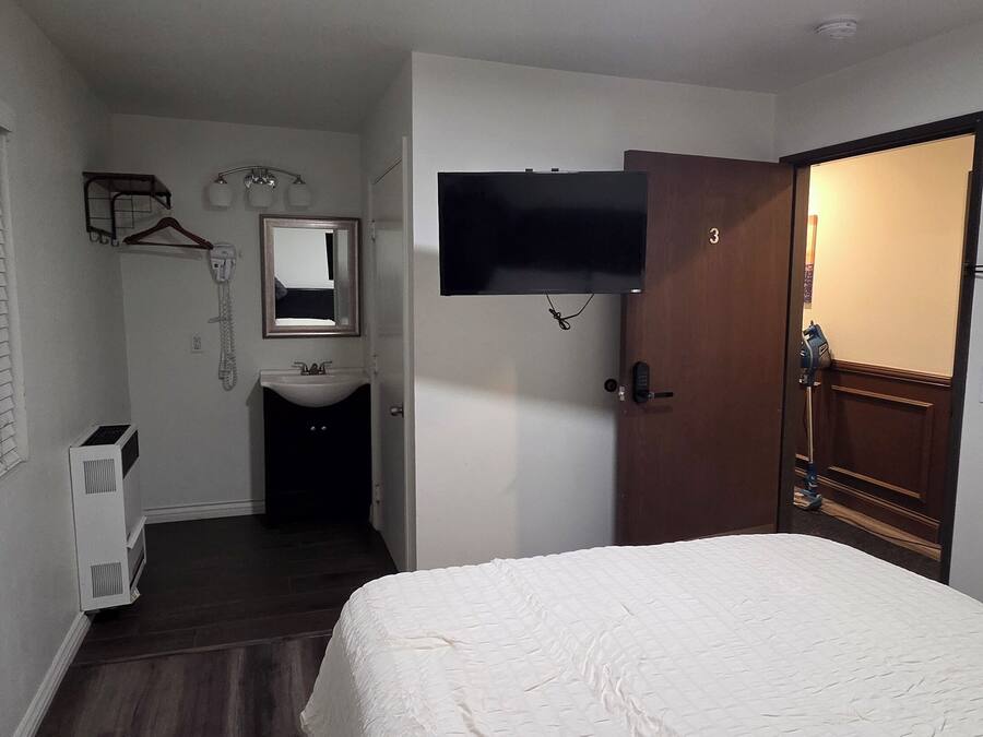 Basic Single Room | Iron/ironing board, free WiFi, bed sheets