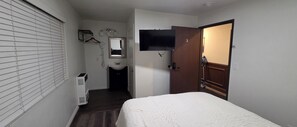 Basic Single Room | Iron/ironing board, free WiFi, bed sheets - Country Lodge (Big Bear Lake)