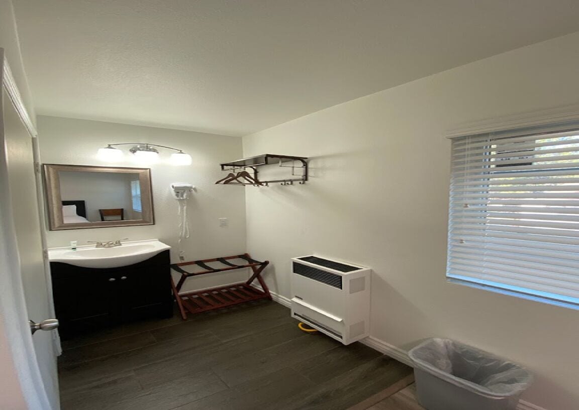 Basic Single Room | Bilik Mandi | Tuala disediakan 