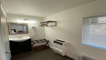 Basic Single Room | Bilik Mandi | Tuala disediakan