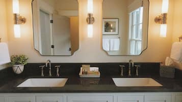 غرفة مزدوجة عادية | حمام | مجففات شعر، مناشف، صابون، شامبو