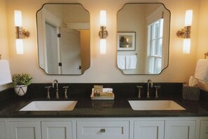 Standard Double Room | Bathroom | Hair dryer, towels, soap, shampoo - The Grove at White Creek (Nashville)