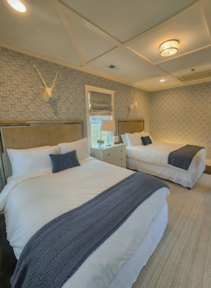 Kahden hengen standard-huone | Tallelokero huoneessa, pimennysverhot, silitysrauta/-lauta