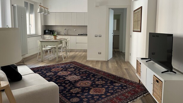 Un apartamento moderno con sala de estar, cocina y comedor.