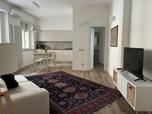 TV - Cozy apartment, ideal for couples, families and business trips (Roma)