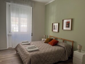 2 bedrooms, iron/ironing board, WiFi (free), bed sheets - Cozy apartment, ideal for couples, families and business trips (Roma)