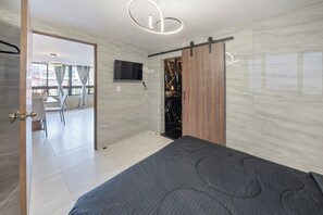 Basic Apartment | In-room safe, iron/ironing board, free WiFi - 3 BR apartment 1 block from lleras park (Medellín)