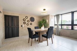Dining - 3 BR apartment 1 block from lleras park (Medellín)