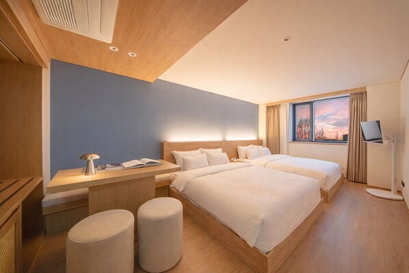 Desk, laptop workspace, free WiFi - Haro Stay Sinsa (Seoul)