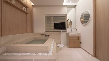 Habitación Signature con 2 camas individuales, no fumadores | Baño | Ducha, secador de pelo, toallas y jabón