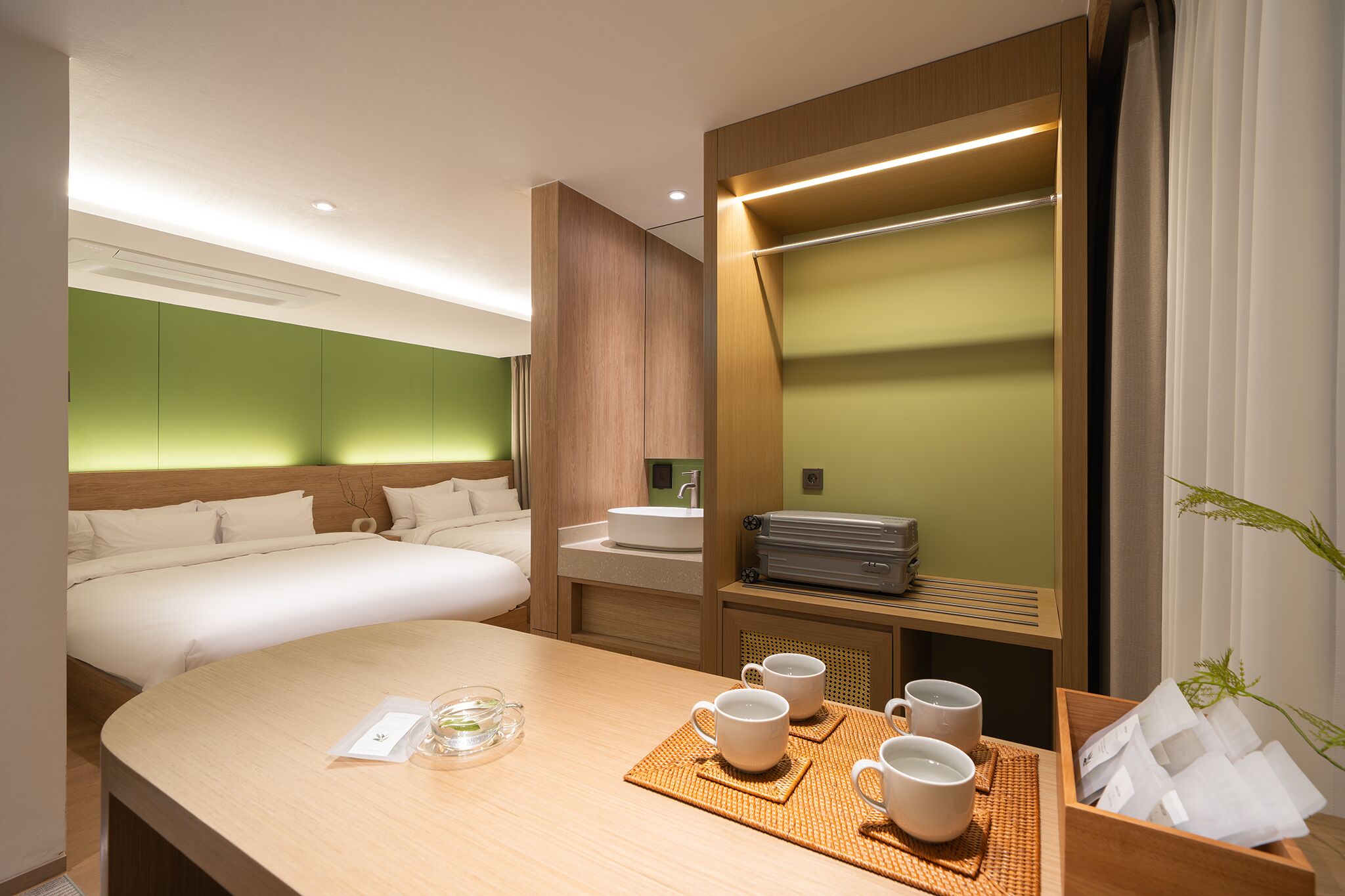 Desk, laptop workspace, free WiFi