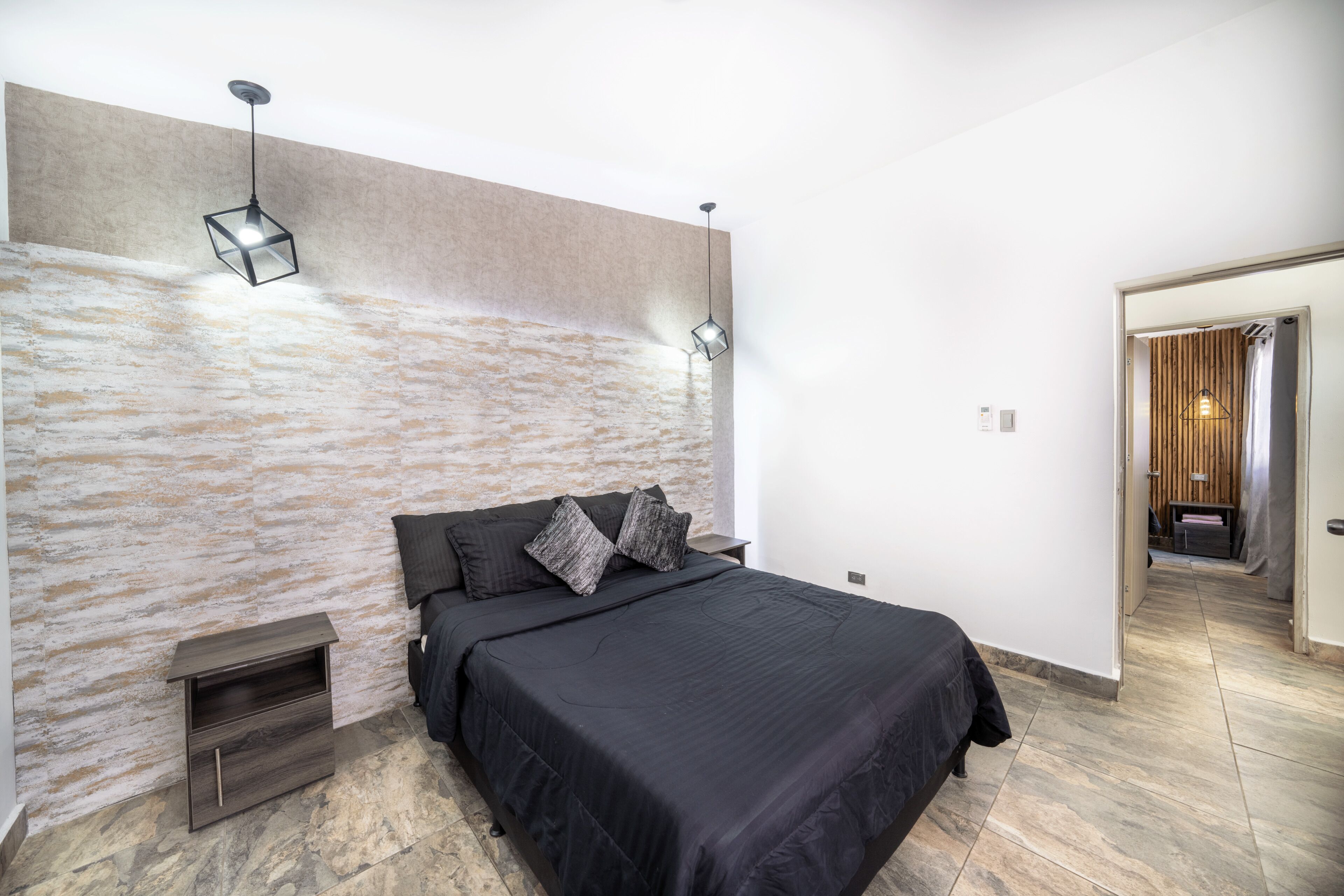 City Apartment | In-room safe, iron/ironing board, free WiFi