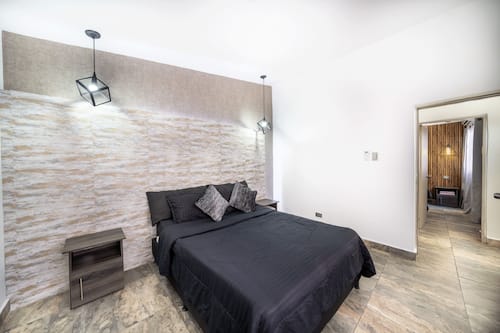 City Apartment | In-room safe, iron/ironing board, free WiFi
