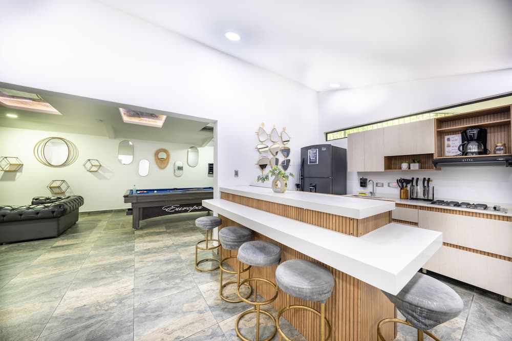 Provenza 5BR Jacuzzi 1 Block from Lleras