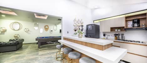 Departamento urbano | Cocina privada | Cafetera y tetera