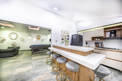 Provenza 5BR Jacuzzi 1 Block from Lleras