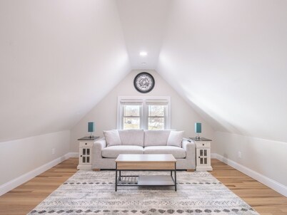 HOSPITAL HAVEN LUXURY LIVING STEPS FROM OSF HOSPITAL WITH PRIVATE PARKING!!