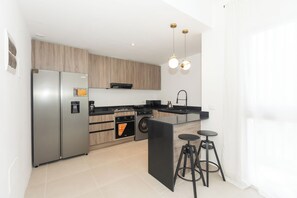 Kühlschrank, Mikrowelle, Wasserkocher mit Kaffee-/Teezubehör, Toaster