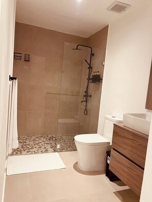 Suihku, pyyhkeet, saippua, vessapaperi