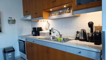 Køleskab, mikrobølgeovn, ovn, kogeplade