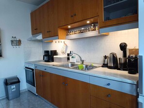 Fridge, microwave, oven, stovetop - Comfortable Accommodation Near the Airport (Παστίδα)