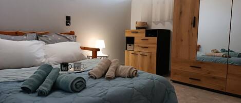 2 habitaciones, tabla de planchar con plancha, wifi y ropa de cama