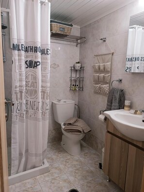 Douche, sèche-cheveux, serviettes fournies