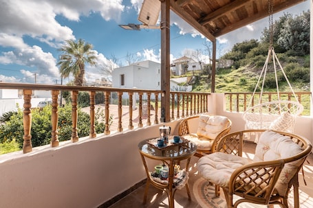 屋外ダイニングエリア. Traditional Thea Home, Rhodes